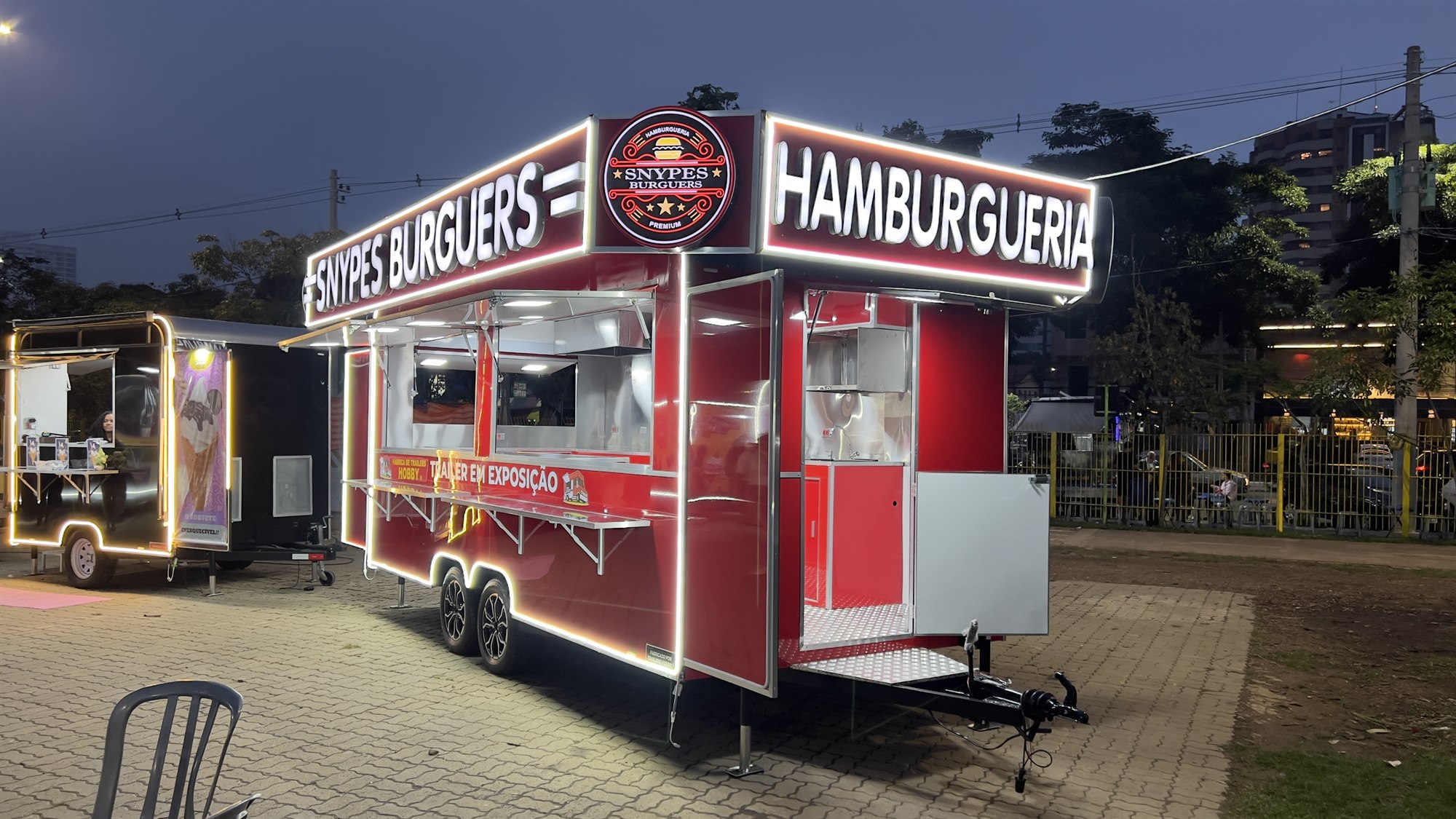 Trailer vermelho iluminado fabricado pela Trailers Hobby